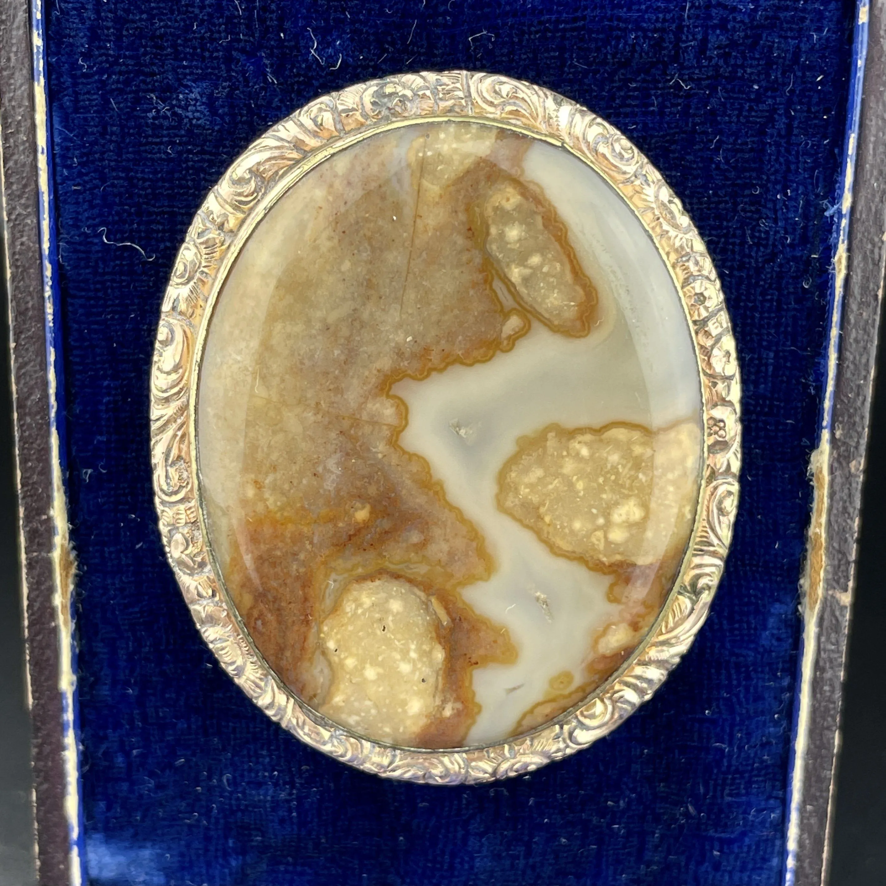 Antique Victorian Gold Engraved Lace Picture Agate Brooch