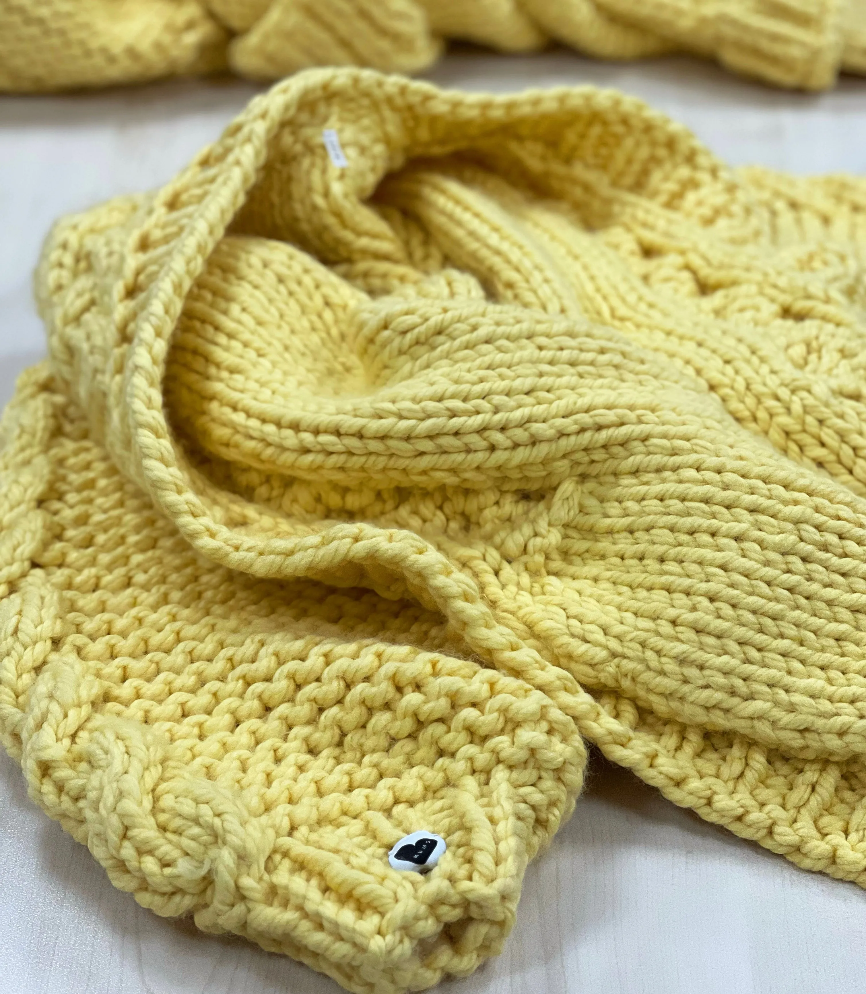 MUMS SILK-FLOW WOOL PASTEL YELLOW